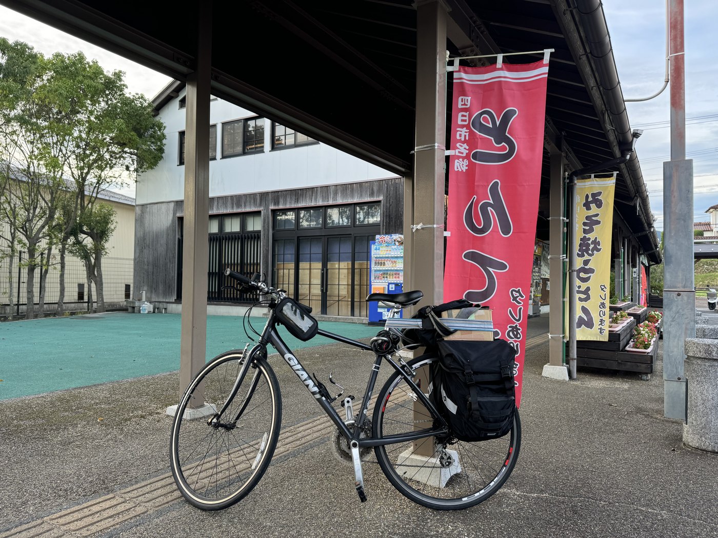 荷物を積んだ自転車が道の駅にとまっている