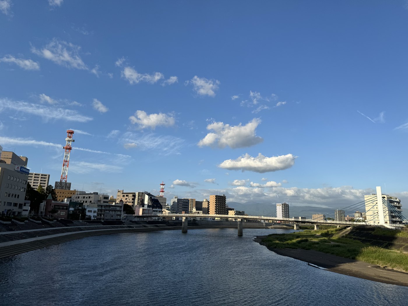 川と橋と青空のある街の風景